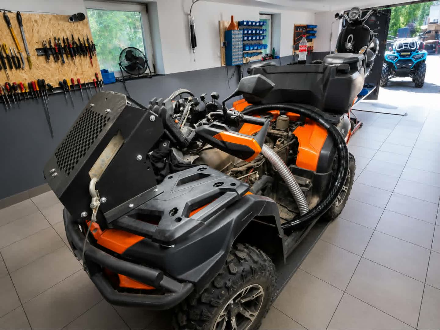Montaż relokacji chłodnicy CFMOTO – serwis quadów