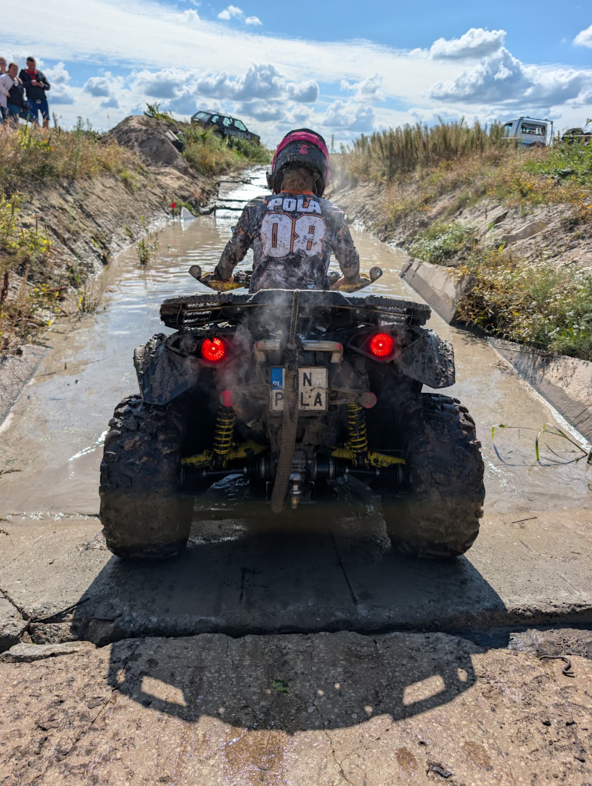 Quad wyjeżdżający z wodnej przeszkody na Waganka Off-Road