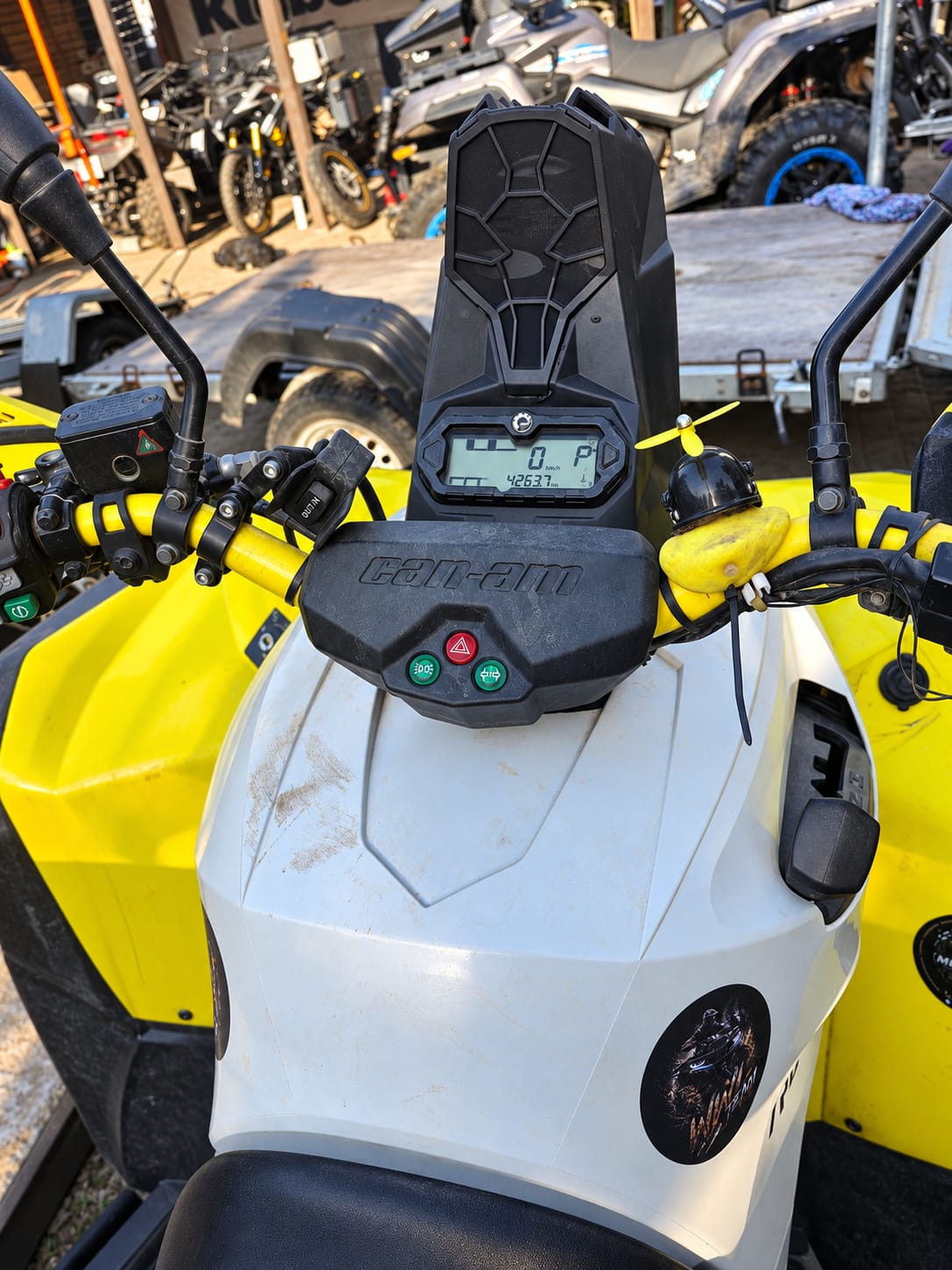 Can-Am Renegade G2 po montażu snorkli – widok od strony kierownicy