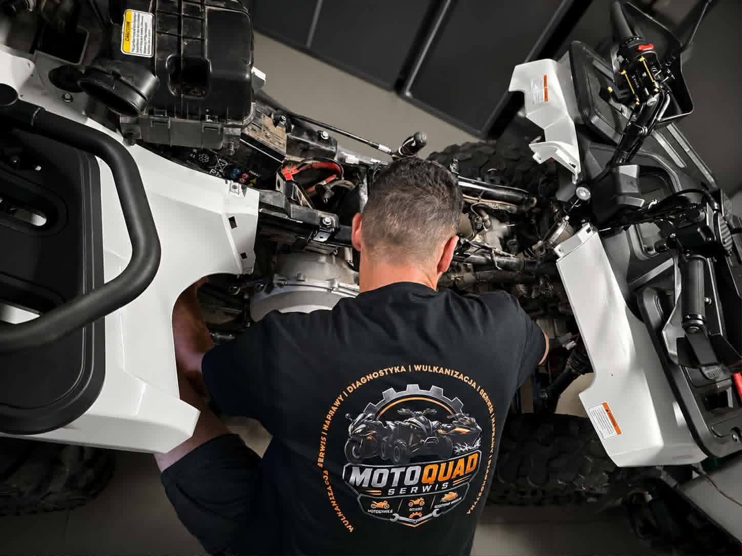 Mechanik MotoQuad Serwis podczas naprawy quada