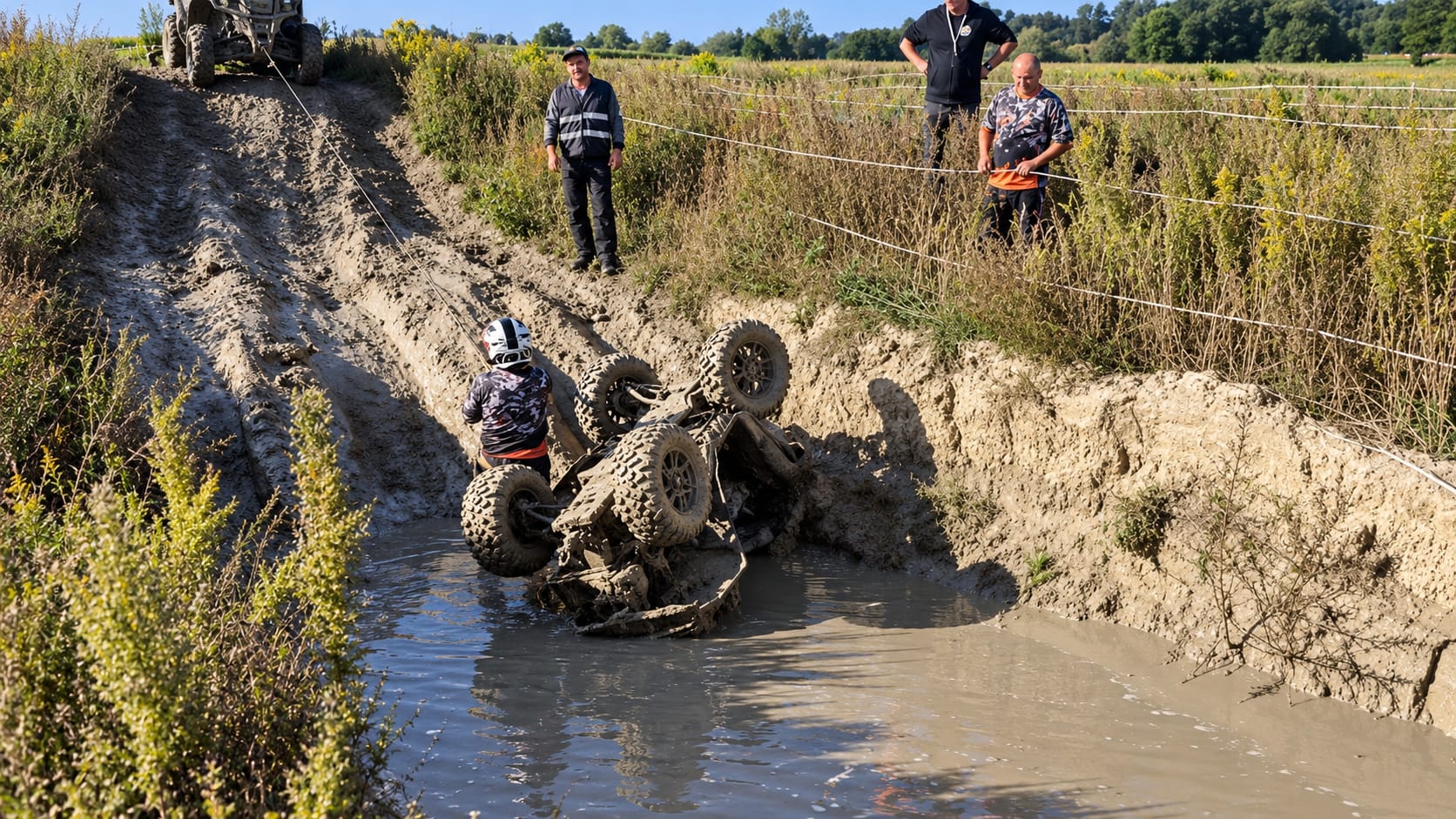 Uczestnicy podczas pomocy przy wywróconym quadzie na trasie Waganka Off-Road
