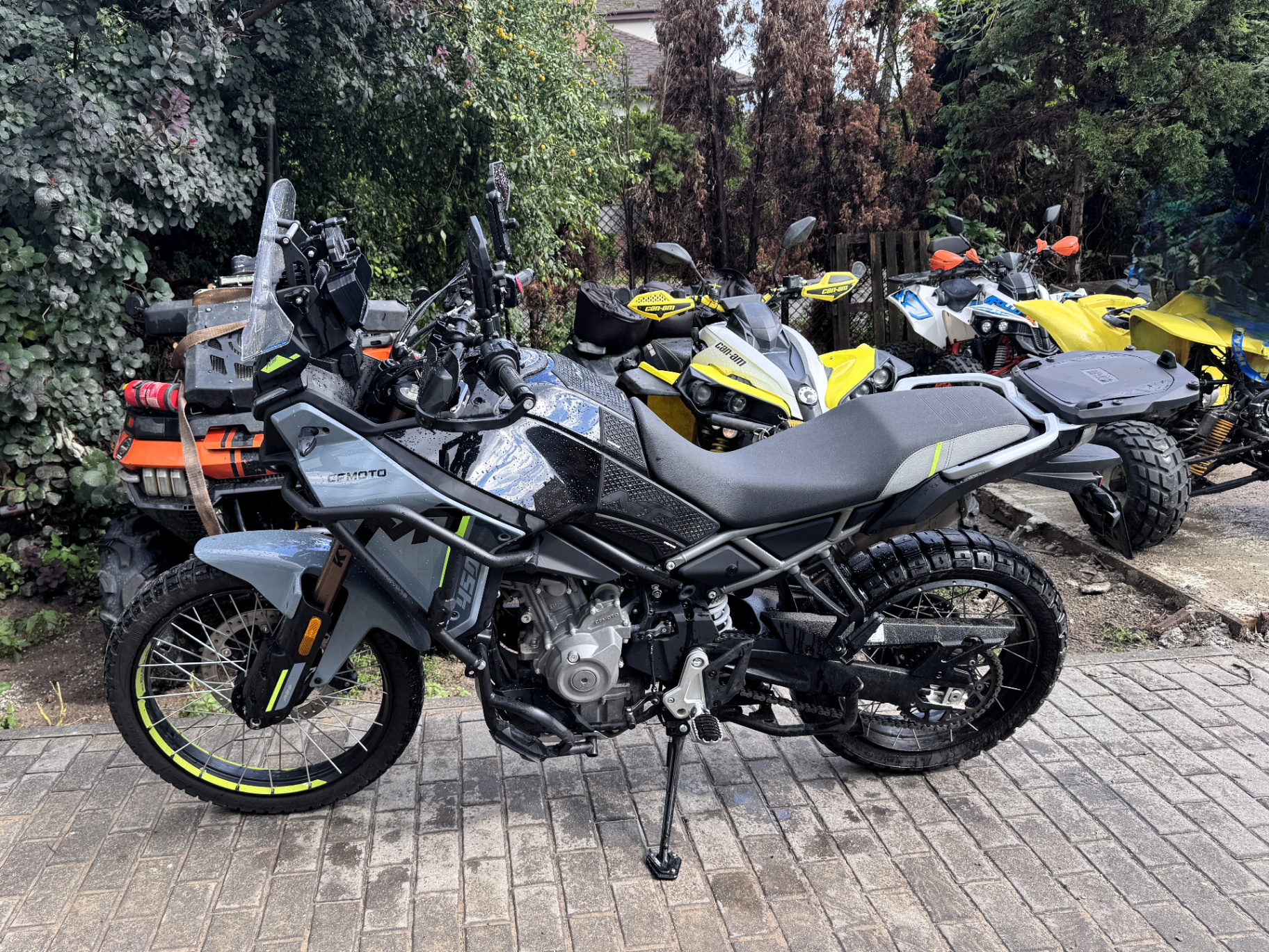 Mechanik wykonujący przegląd okresowy motocykla w warsztacie