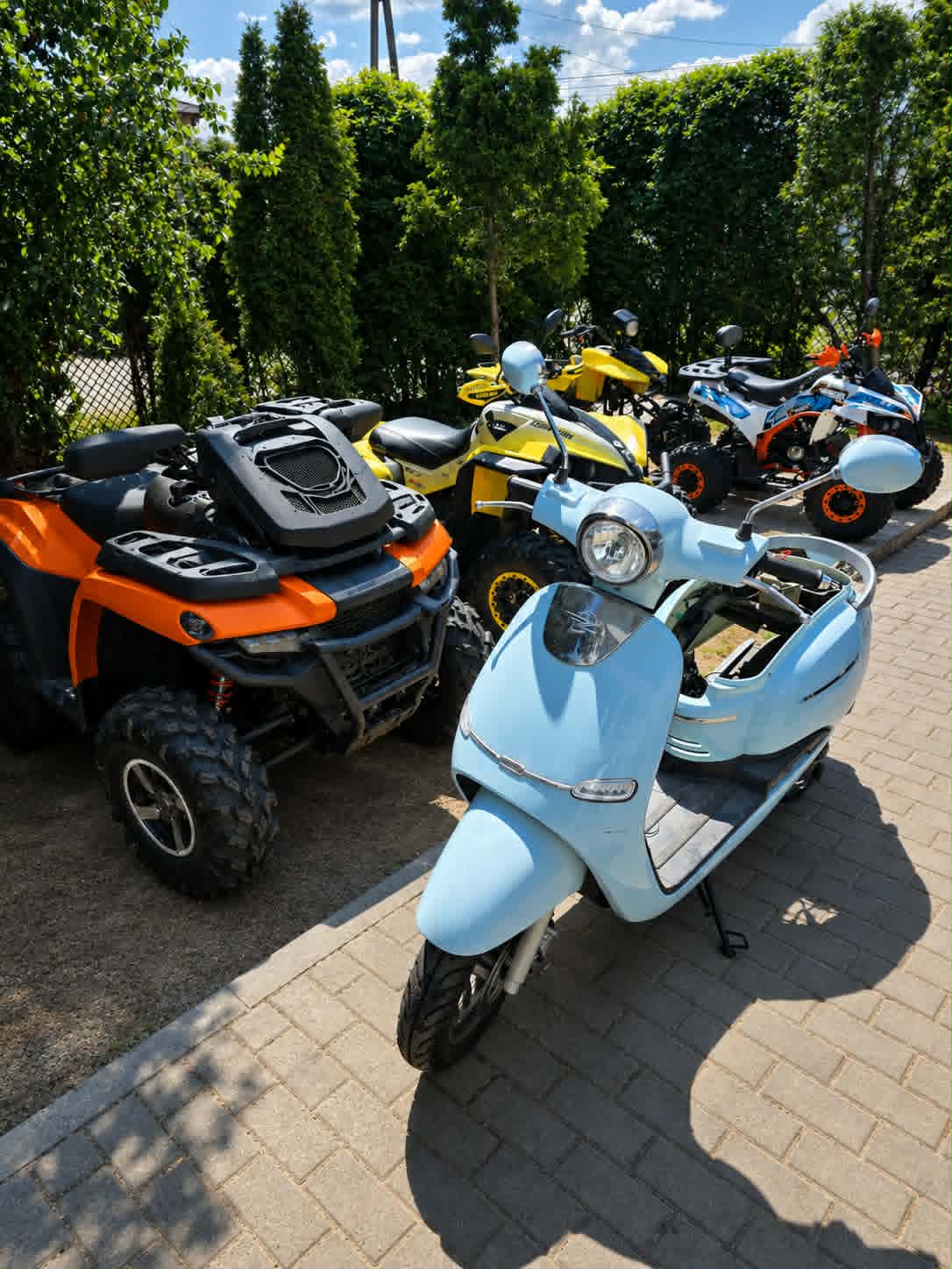 Transport skutera na przyczepie serwisowej