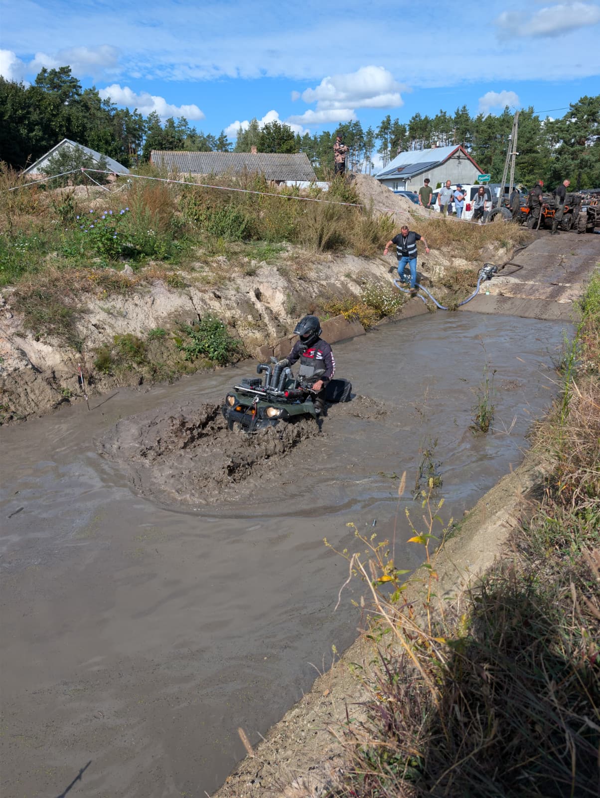 Szerokie ujęcie błotnej trasy i uczestników Waganka Off-Road