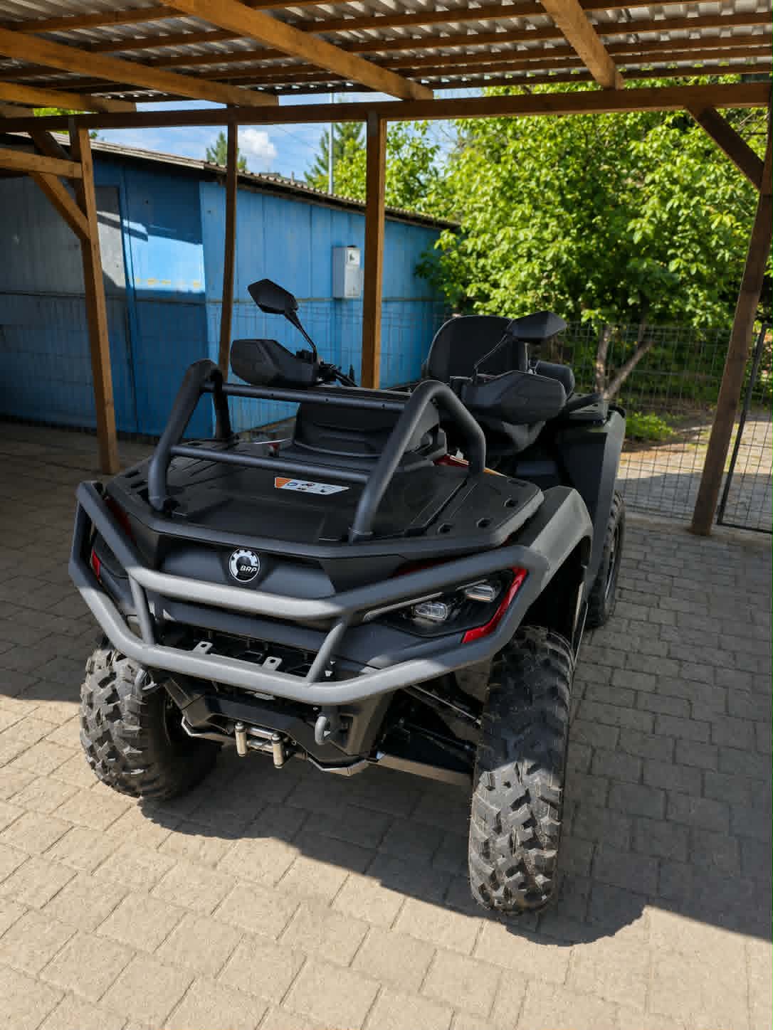Can-Am Outlander pod wiatą po wykonanym serwisie
