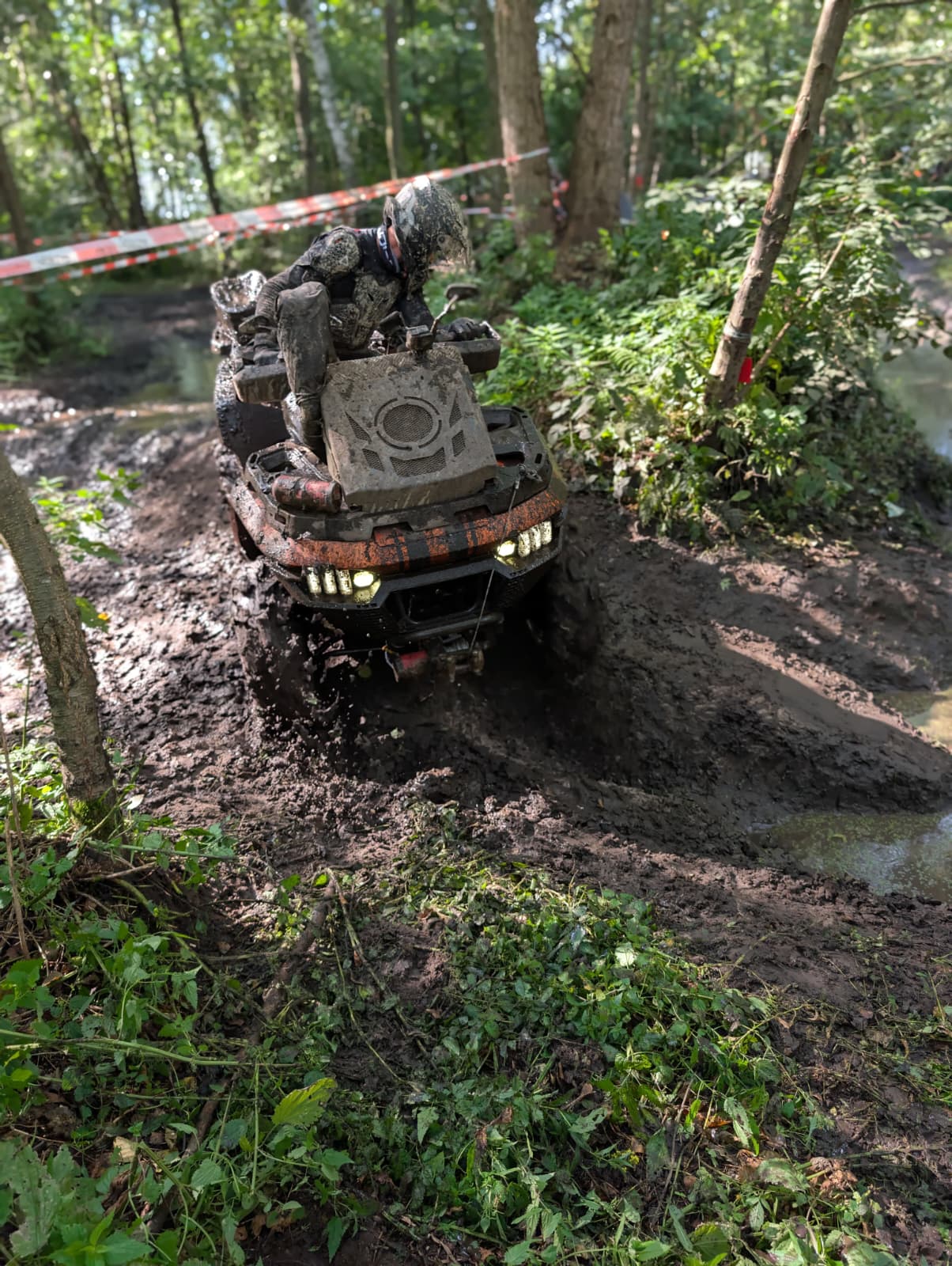 Quad pokonujący błotny odcinek trasy Waganka Off-Road